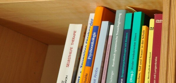Im Onkologischen Forum Celle steht eine Ausleih-Bibliothek zur Verfügung. Im Onkologischen Forum Celle steht eine Ausleih-Bibliothek zur Verfügung.